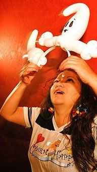 carmen tellez puts on balloon hat for latimes newspaper reporter at Griddle Cafe Hollywood